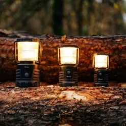 Favour L1061 Camping Lamp LED, 875 Lumen, IP64, Waterdicht, Draagbare Kampeerlamp, Tentlamp, Schokbestendig, 4 Verschillende Lichtmodi Incl Kaarslicht-modus, Afneembaar Deksel, Handig & Compact Formaat -Aanbiedingen Kampeer Zen Winkel 1200x1200 981